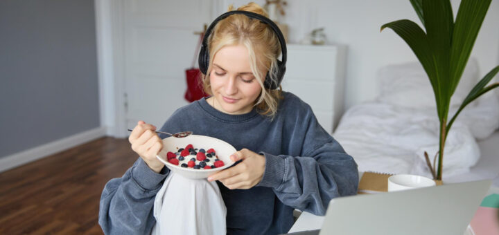 women listening eating disorder songs